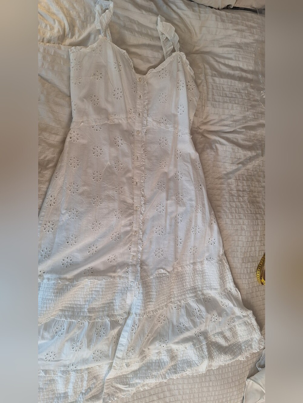 GAP Beautiful White Eyelet Summer Dress - Picture 5 of 7